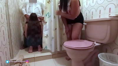 ఆసుపత్రి బాత్‌రూమ్‌లో రోగిని ఫకింగ్ చేస్తున్న డాక్టర్‌ను నర్స్ కనుగొన్నారు / పార్ట్ 1 / నికోల్‌లోండ్రావర్ / చిక్వికాండీ